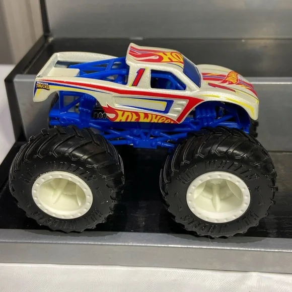 6 Hot Wheels Monster Trucks - Picture 5 of 8